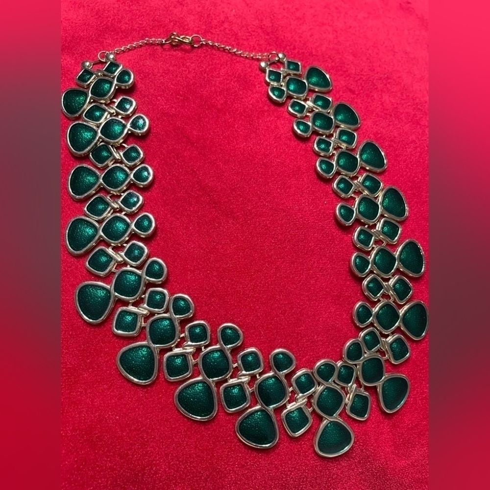 Women's beautiful statement emerald green necklace